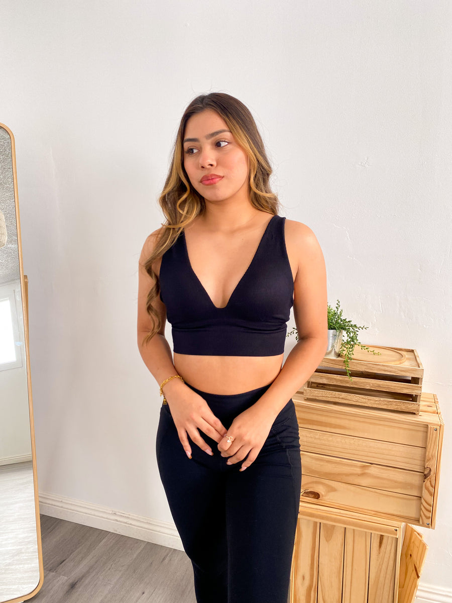 トップス Sora bicolor camisole ᴀ ɴ ᴅ ᴍ ᴀ ʀ ʏ coming soon.. Sora bicolor camisole color
